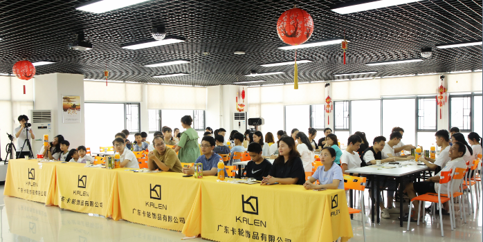 “空調(diào)WIFI西瓜，糕點(diǎn)雞翅披薩”，卡輪飾品歡樂(lè)趴